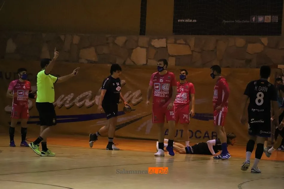 Foto 2 - El &lsquo;factor Tormes&rsquo; vuelve a darle frutos al BM Salamanca: triunfo sobre el Tarazona (29-25)