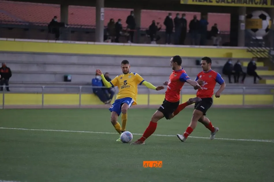Foto 3 - El RS Monterrey debuta en la Regional por la puerta grande con una goleada al Benavente y el...