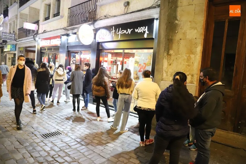Foto 11 - Nuevo fin de semana con calles abarrotadas en el centro de Salamanca