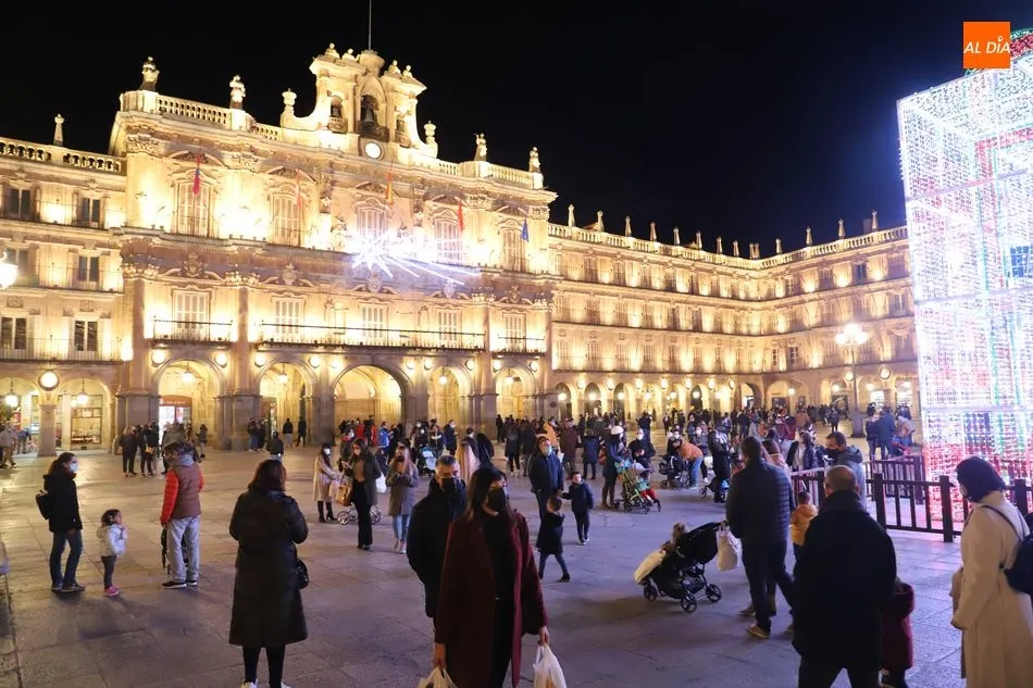 Foto 7 - Nuevo fin de semana con calles abarrotadas en el centro de Salamanca