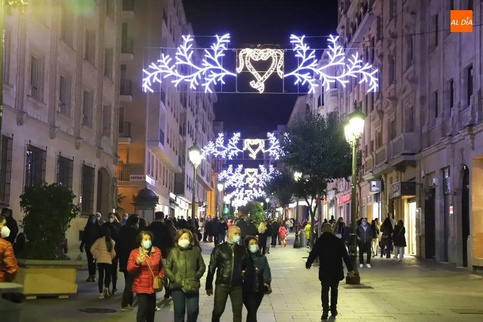 Foto 3 - Nuevo fin de semana con calles abarrotadas en el centro de Salamanca