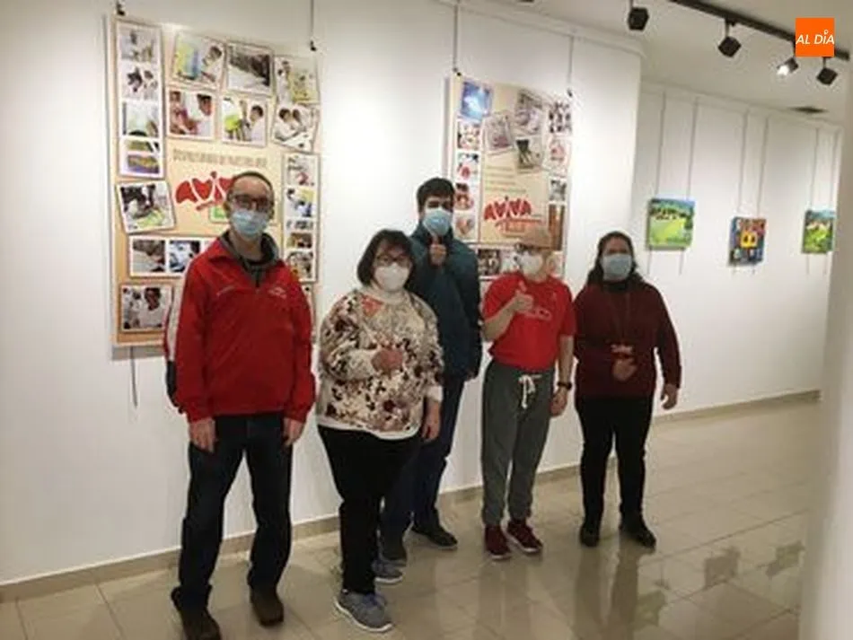 Miembros de AVIVA en la exposición en el Espacio Joven - Fotos: Carmen Borrego