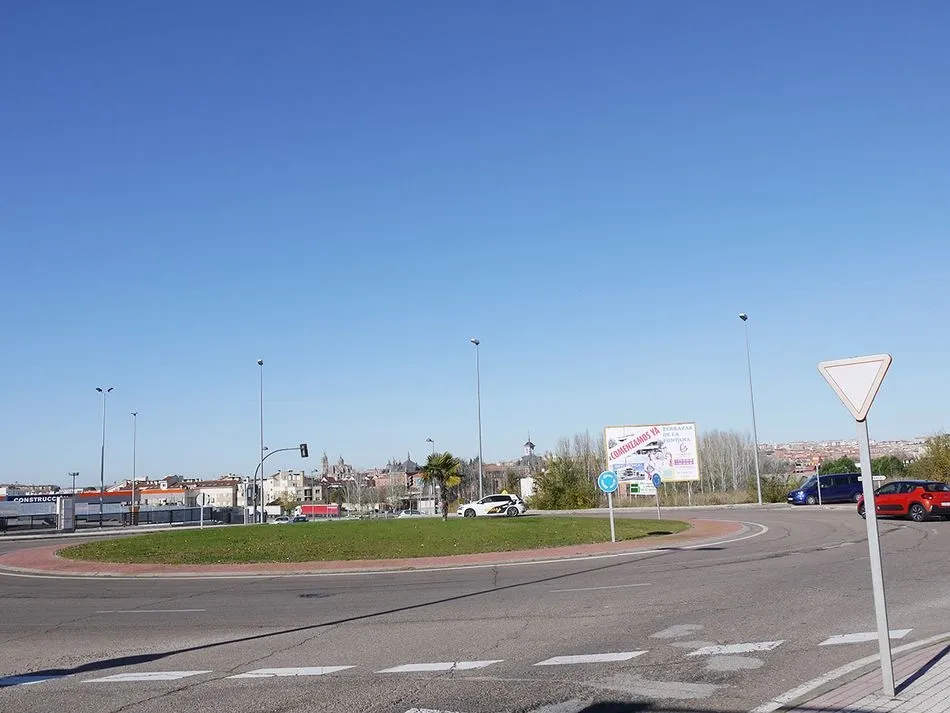 Foto 6 - El Ayuntamiento de Carbajosa iniciar&aacute; este lunes el asfaltado de las tres rotondas de la Avenida...