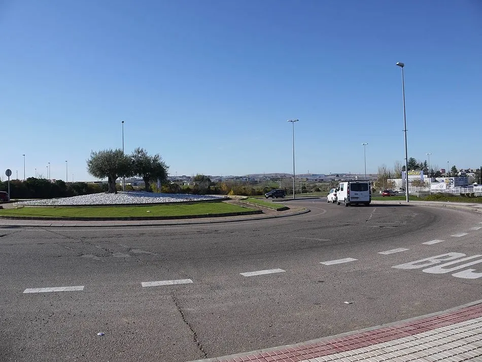 Foto 5 - El Ayuntamiento de Carbajosa iniciar&aacute; este lunes el asfaltado de las tres rotondas de la Avenida...
