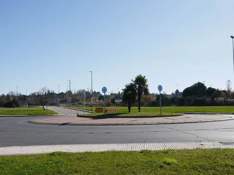Foto 3 - El Ayuntamiento de Carbajosa iniciar&aacute; este lunes el asfaltado de las tres rotondas de la Avenida...