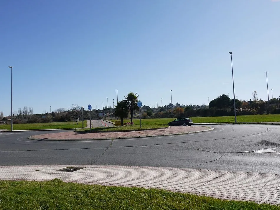 Foto 2 - El Ayuntamiento de Carbajosa iniciar&aacute; este lunes el asfaltado de las tres rotondas de la Avenida...