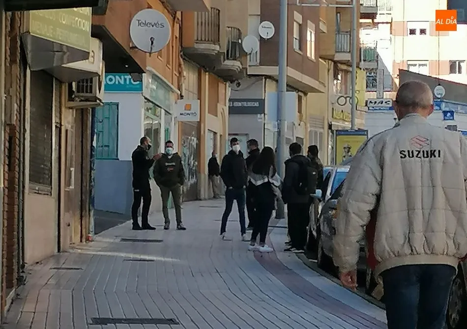Foto 3 - La Polic&iacute;a Nacional dispersa un grupo de viandantes que compraba bebida