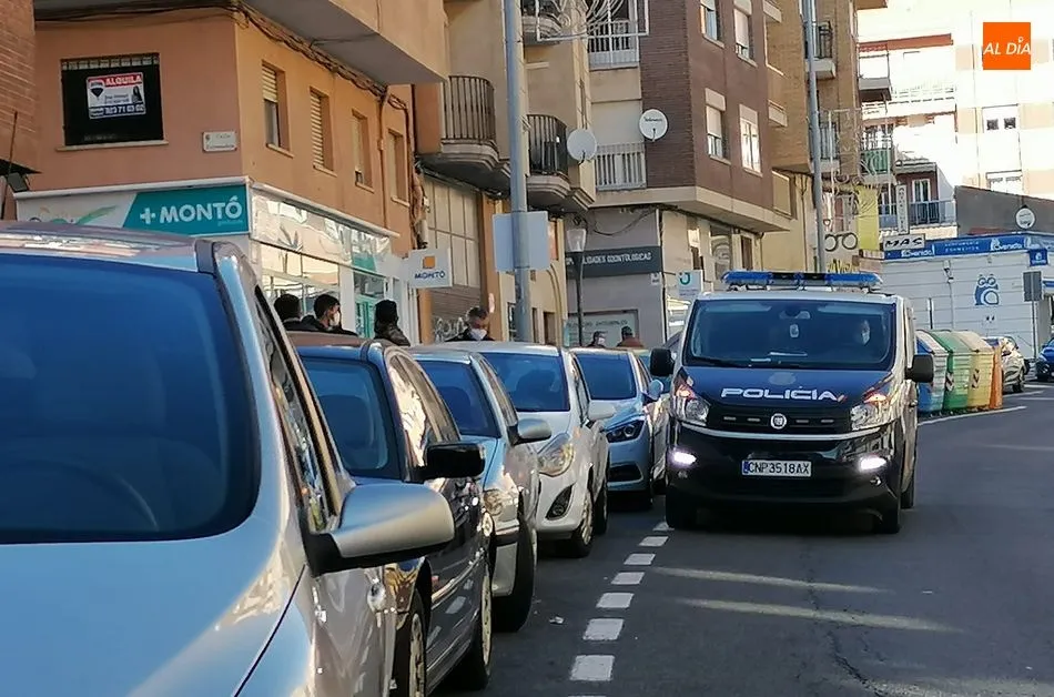Foto 2 - La Polic&iacute;a Nacional dispersa un grupo de viandantes que compraba bebida