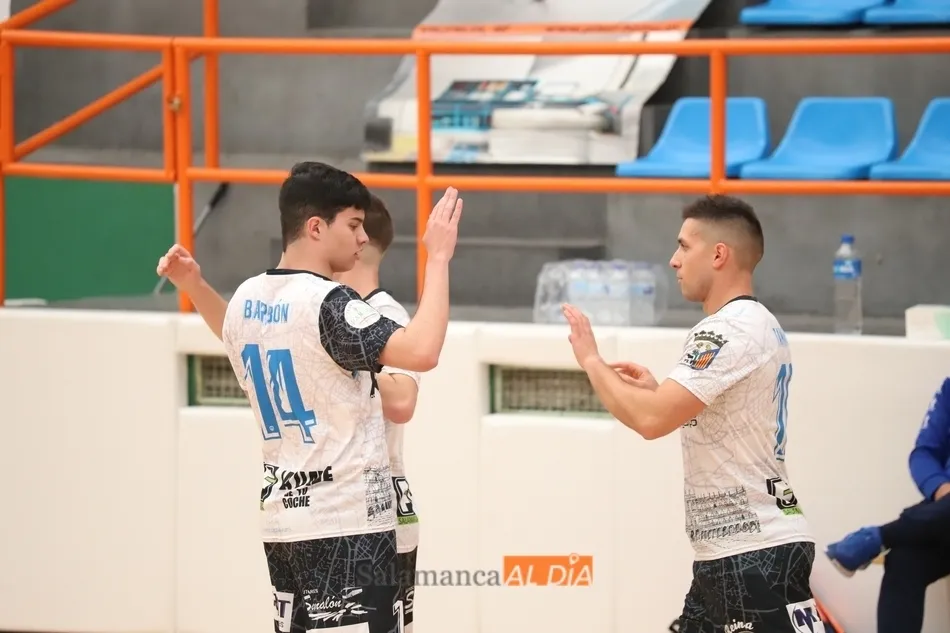 El FS Salamanca Unionistas festeja uno de los tantos del partido / Lydia González