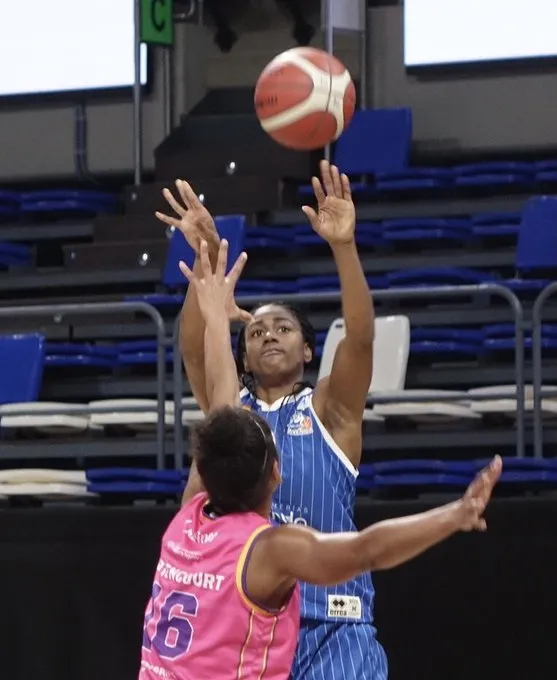 Foto 4 - Otra paliza del Perfumer&iacute;as Avenida al Tenerife sirve para meterle miedo al Valencia Basket (55-84)