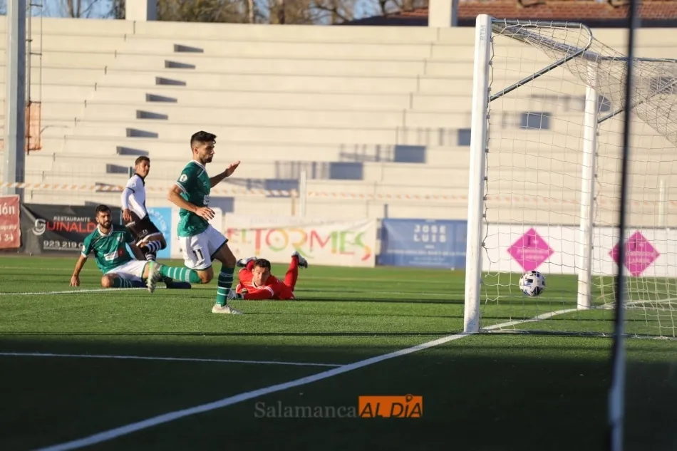 Aythami marca el 2-0 y observa cómo entra el balón en la portería / Lydia González