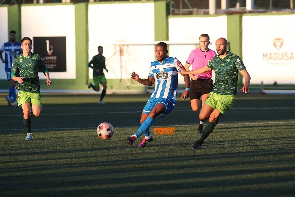 Kamal presiona a un rival en una acción del partido / Kiko Robles