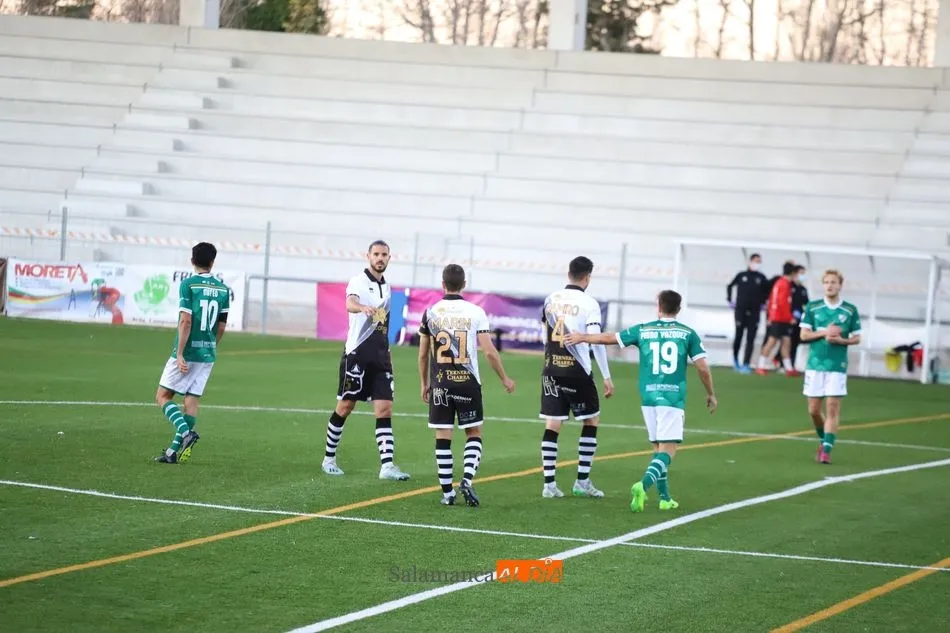 Foto 6 - Nespral &lsquo;pesca&rsquo; en el caos y Aythami cierra la victoria de Unionistas ante el Coruxo para...