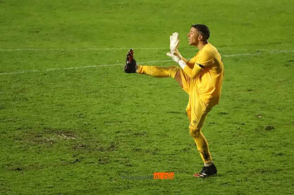Barbero estira su pierna derecha y da órdenes a sus compañeros en el partido con el Racing de Ferrol
