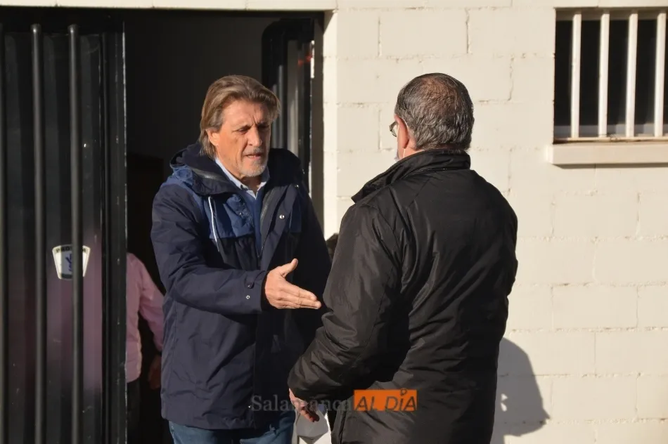 Sergio Egea se despide de Vicente García tras su destitución / Carlos Cuervo
