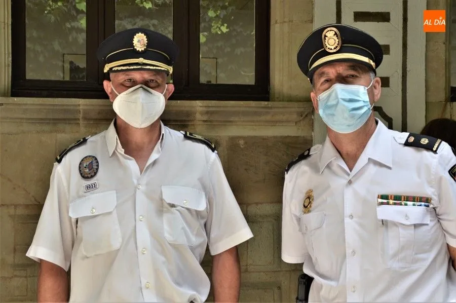 José Manuel Fernández Martín, mayor de la Policía Local de Salamanca, a la izquierda, recibirá la Medalla de Plata al Mérito de la Policía Local por su trayectoria