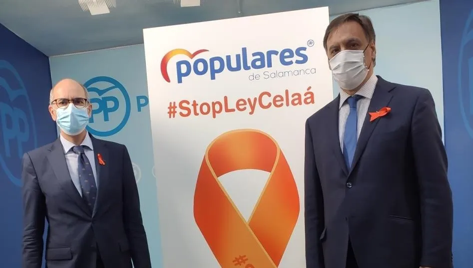 Javier Iglesias (i) y Carlos García Carbayo (d) en la sede del PP de Salamanca. Foto EP