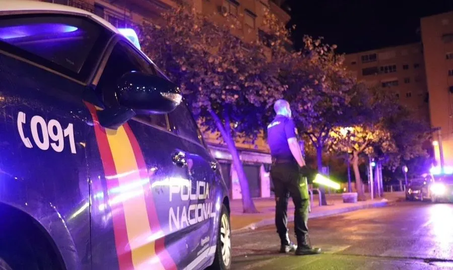 Agentes de la Policía Nacional en un control nocturno. Foto archivo EP