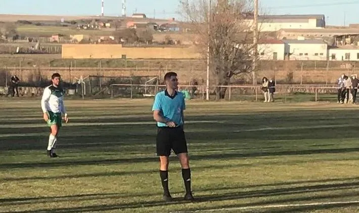 Foto 3 - El colegiado mirobrigense Miguel Regalado hace su debut en Regional de Aficionados  