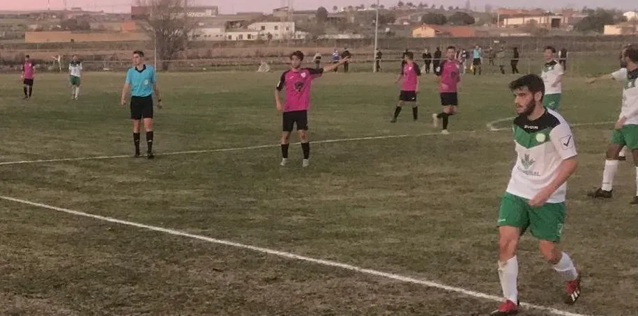 Foto 2 - El colegiado mirobrigense Miguel Regalado hace su debut en Regional de Aficionados  