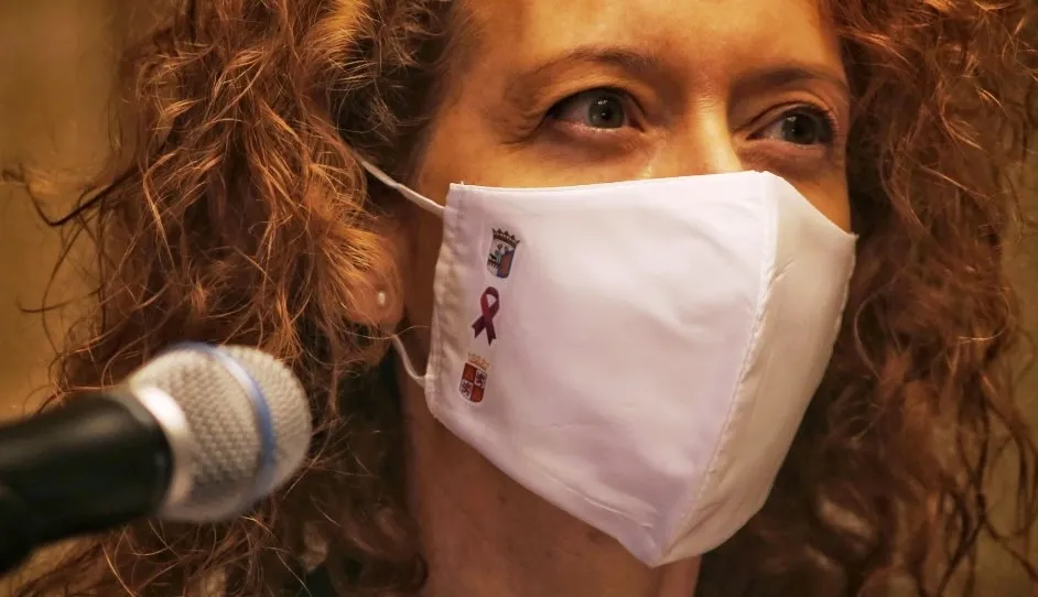 La concejal de Familia e Igualdad de Oportunidades, Ana Suárez, con una de las mascarillas conmemorativas