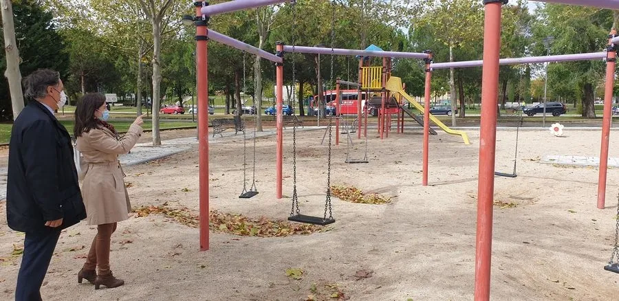 Visita del alcalde, Carlos García Carbayo, al parque de los Gozos y las Sombras