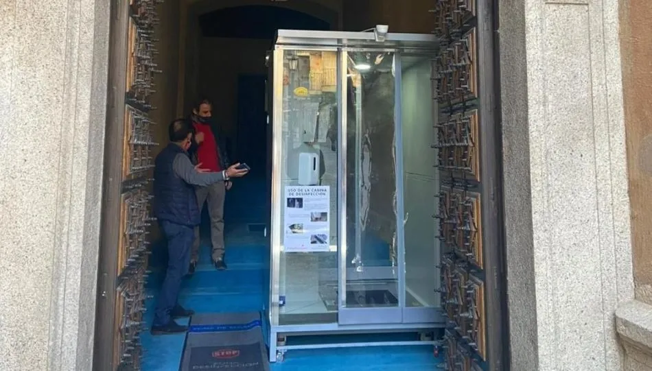 Visita al Palacio de Monterrey del concejal de Turismo del Ayuntamiento de Salamanca, Fernando Castaño, para conocer esta cabina de desinfección