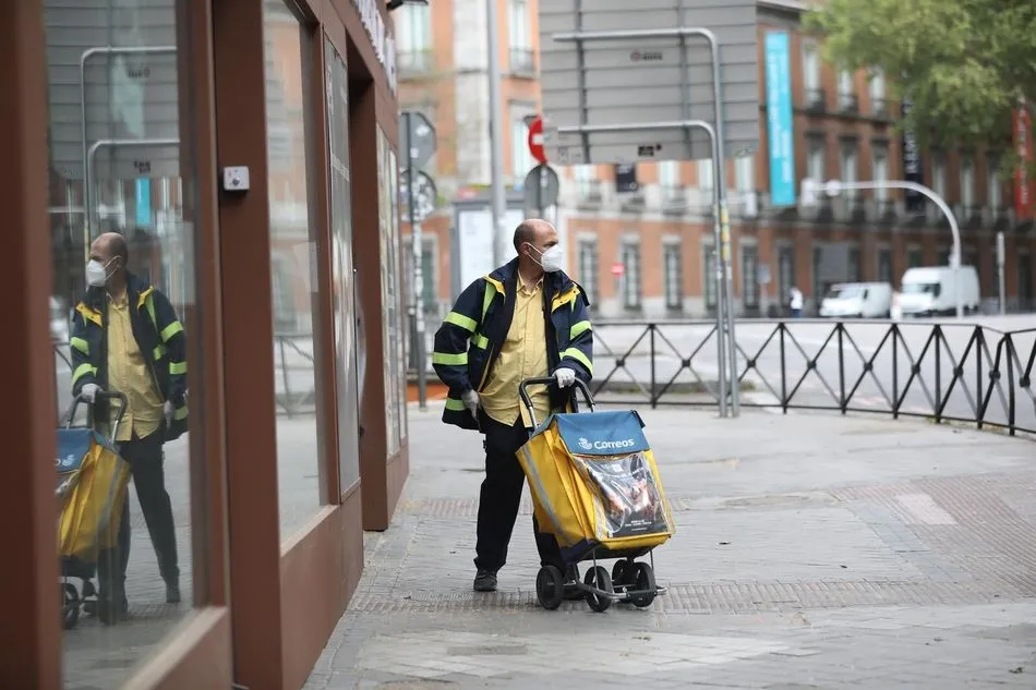 Un trabajador de Correos durante el reparto diario