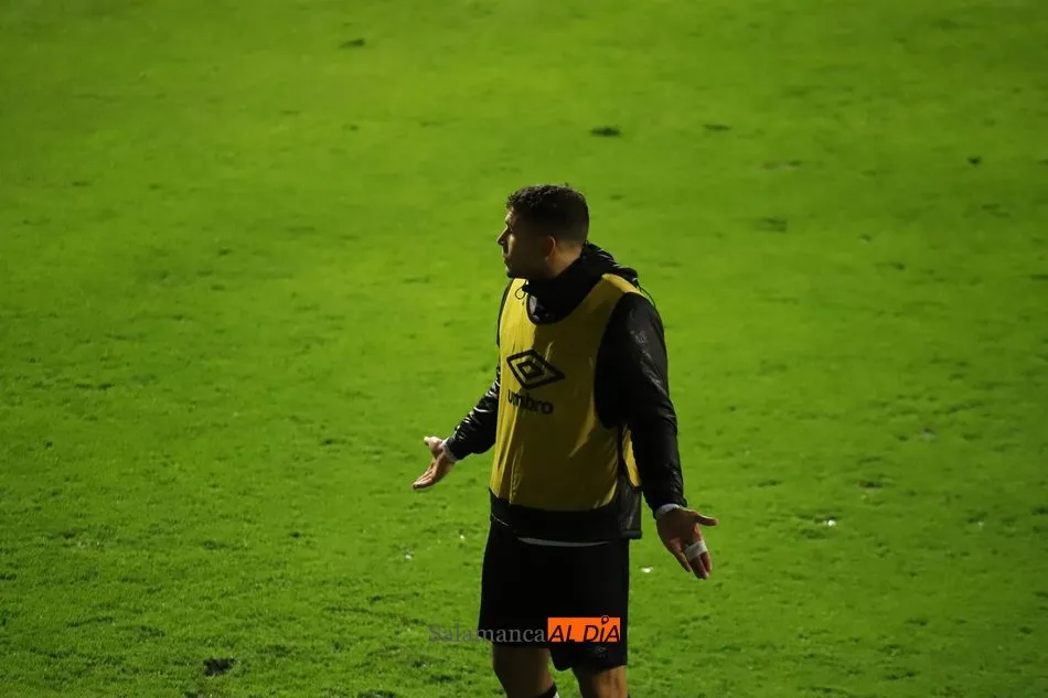 Uxío se encoge de hombros y no entiende una decisión en el transcurso de un partido de Liga