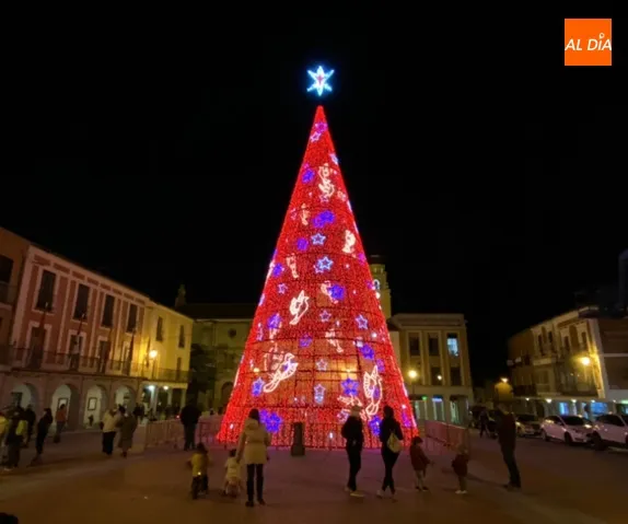 Foto 6 - Pe&ntilde;aranda se pone en camino a la Navidad con la inauguraci&oacute;n del gran &aacute;rbol luminoso en la Plaza ...