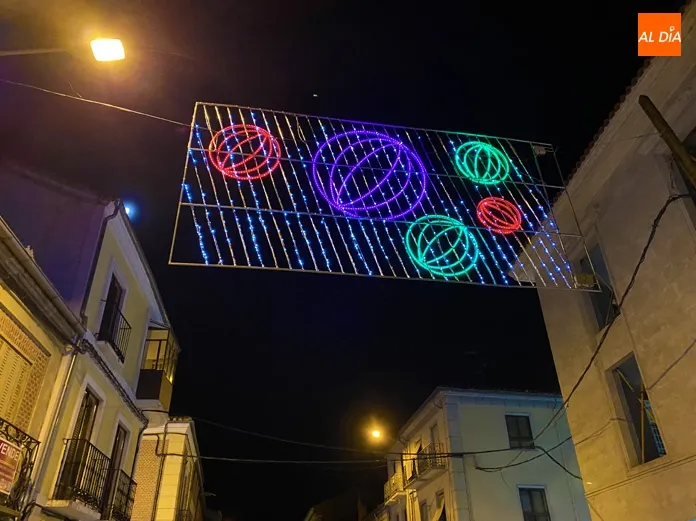 Foto 3 - Pe&ntilde;aranda se pone en camino a la Navidad con la inauguraci&oacute;n del gran &aacute;rbol luminoso en la Plaza ...