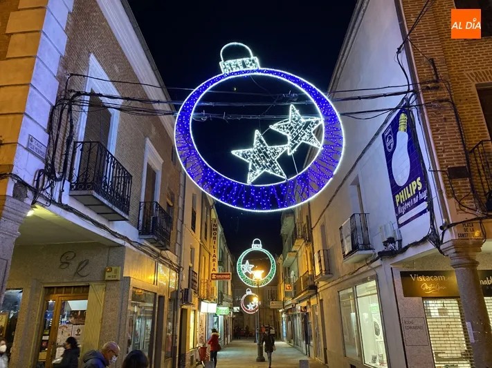 Foto 2 - Pe&ntilde;aranda se pone en camino a la Navidad con la inauguraci&oacute;n del gran &aacute;rbol luminoso en la Plaza ...
