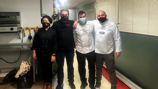 Helio Flores, de Los Álamos, e Ivan Zurdo, de Bar Pepe, junto al ganador del I Concurso de pinchos de gastronomía carmelitana