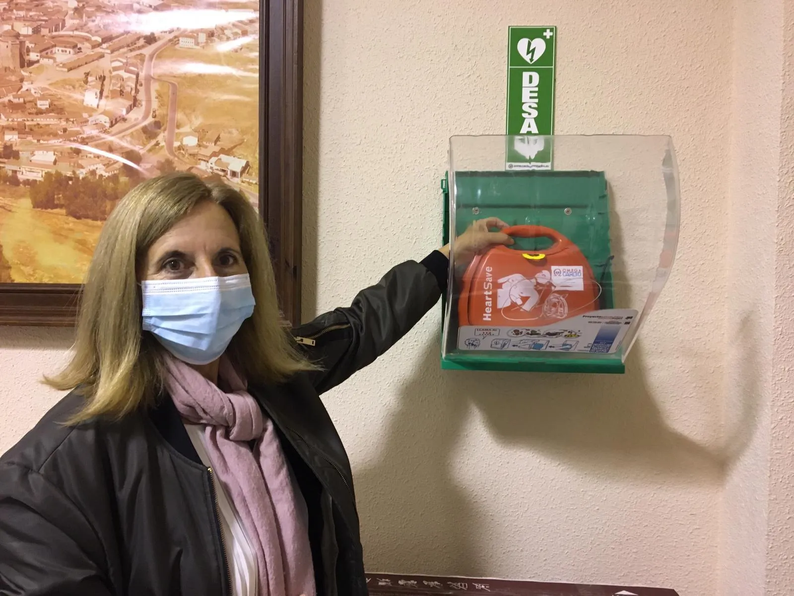 Concepción Miguélez junto al nuevo desfibrilador instalado en el Ayuntamiento de Alba de Tormes