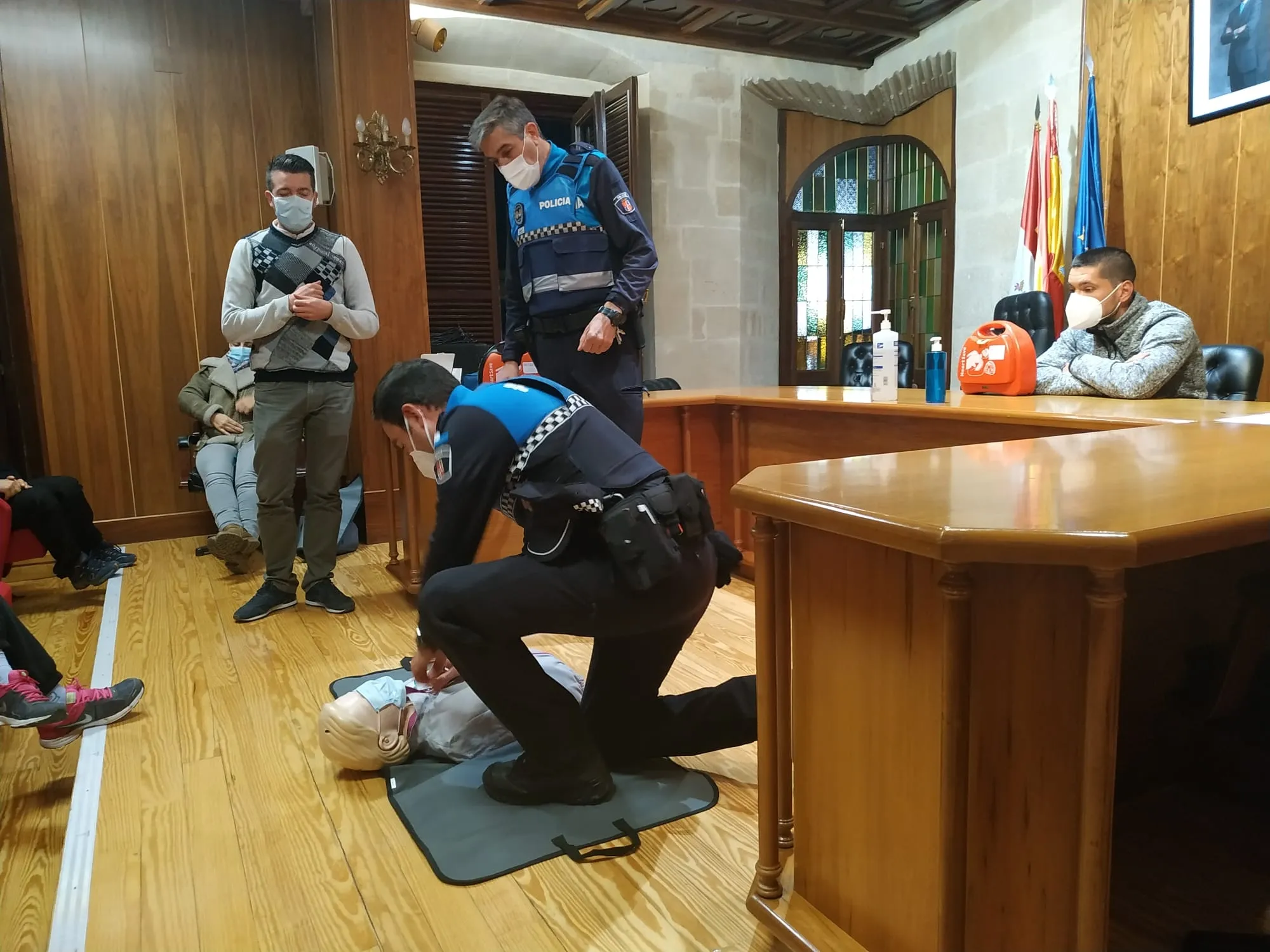 Foto 3 - Nuevo desfibrilador en el Ayuntamiento de Alba de Tormes