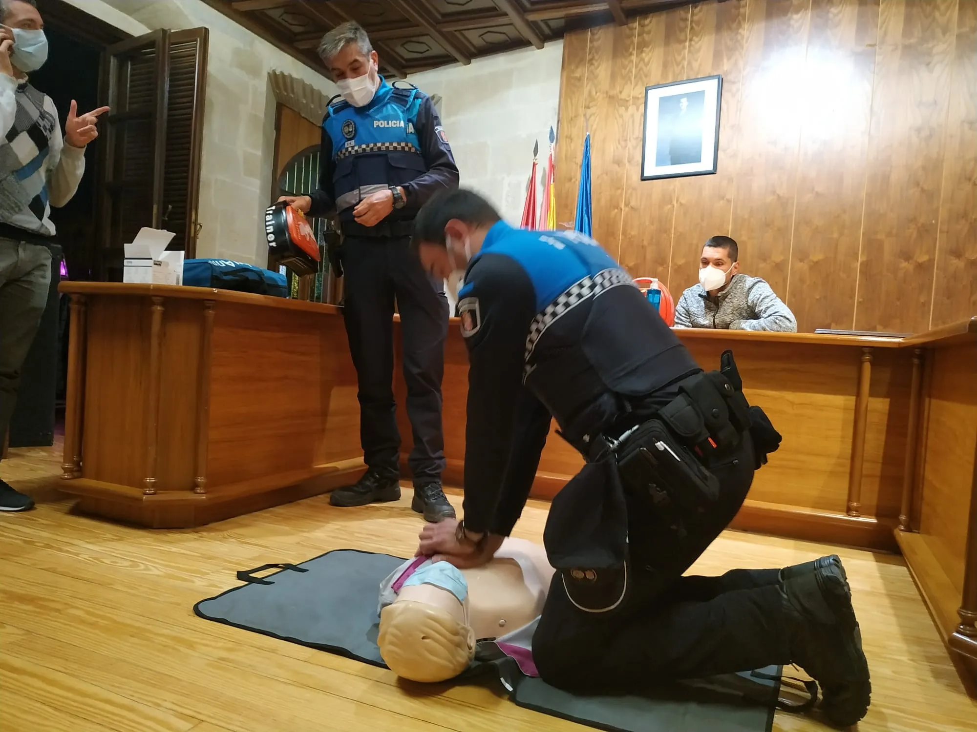 Foto 2 - Nuevo desfibrilador en el Ayuntamiento de Alba de Tormes