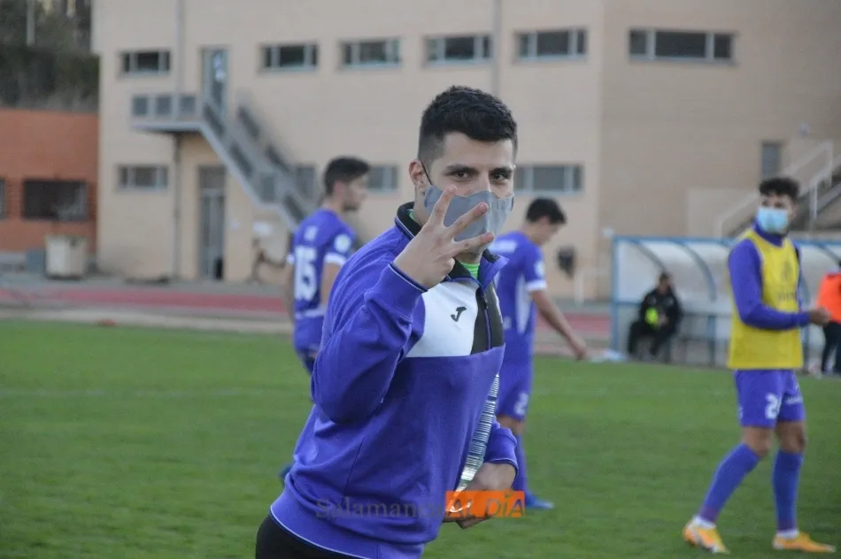 Richard Huerta hace el gesto de los tres puntos cosechados en el derbi del pasado sábado / Carlos Cuervo