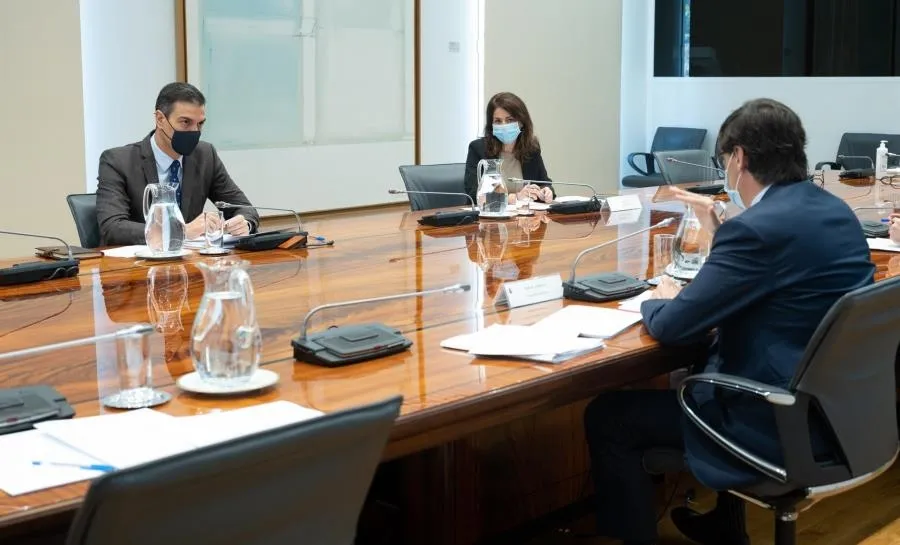 El presidente del Gobierno, Pedro Sánchez, y el ministro de Sanidad, Salvador Illa, durante la reunión del Comité de Seguimiento del Coronavirus, en el Complejo de la Moncloa, Madrid (España). Foto Moncloa