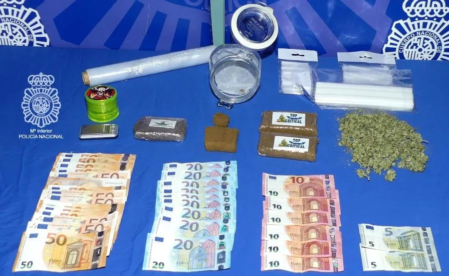 Droga, dinero y materiales incautados en la vivienda de la plaza de Burgos. Foto de la POLICÍA NACIONAL