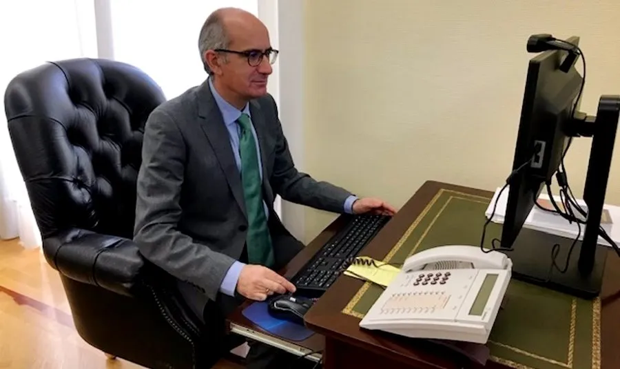 Javier Iglesias en un encuentro telemático con representantes de las cámaras de comercio de Salamanca y Béjar. Foto de la DIPUTACIÓN DE SALAMANCA