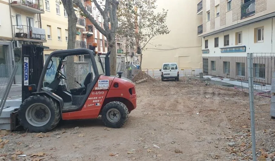 Dentro de la zona estancial renovará todo el pavimento, acondicionando los alcorques, y recubrirá los bancos de fundición con madera