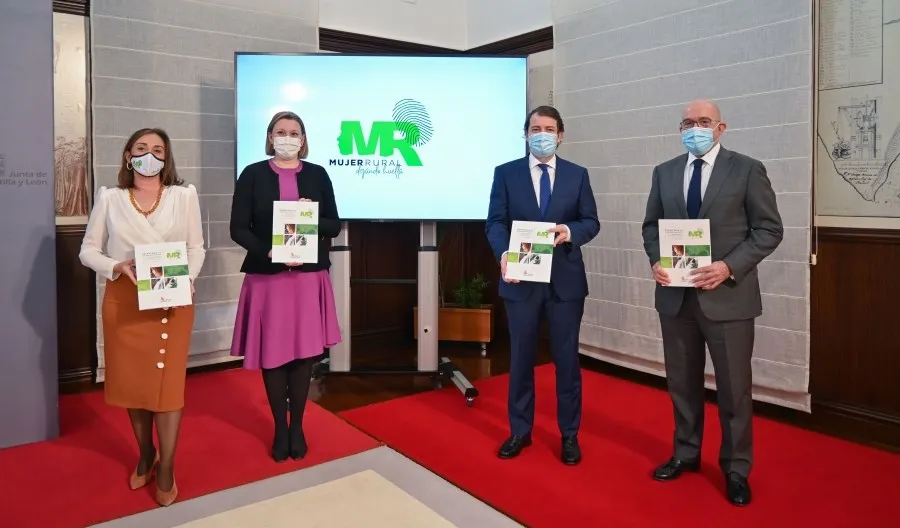 El presidente de la Junta de Castilla y León, Alfonso Fernández Mañueco, segundo por la derecha, en la presentación de la Estrategia de Emprendimiento de la Mujer Rural