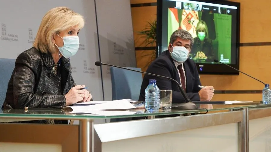 La consejera de Sanidad, Verónica Casado, junto con el coordinador de Medicina Interna, Carlos Dueñas. Foto JCYL