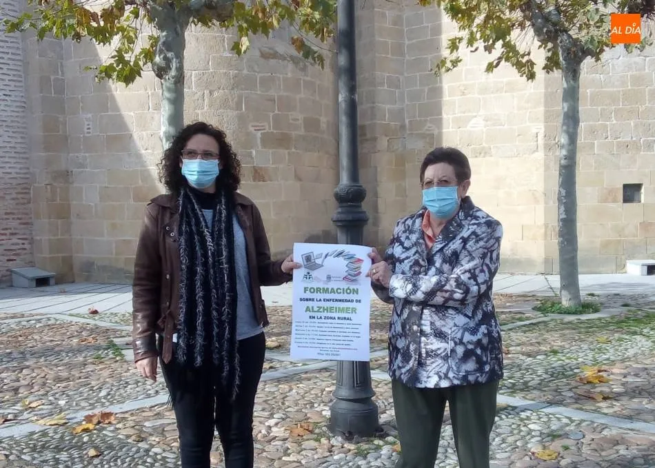 Eva María Sánchez y Magdalena Hernández muestran el cartel de la formación en Cantalapiedra. | Jorge Holguera