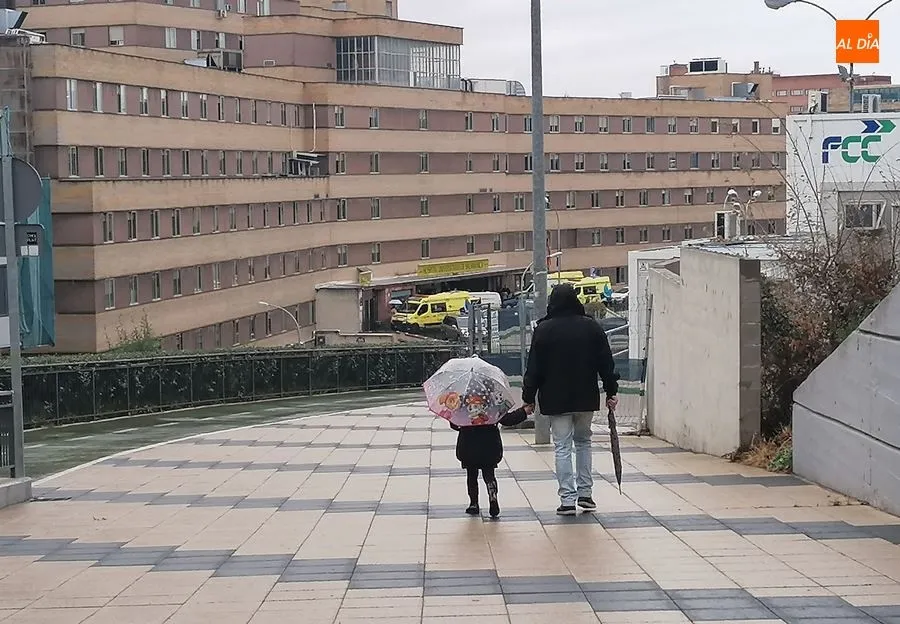 Vista del edificio principal del Hospital Clínico. Foto de archivo