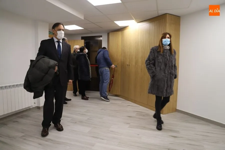 Visita del alcalde, Carlos García Carbayo, al reformado local de la plaza de San Vicente. Foto de Lydia González