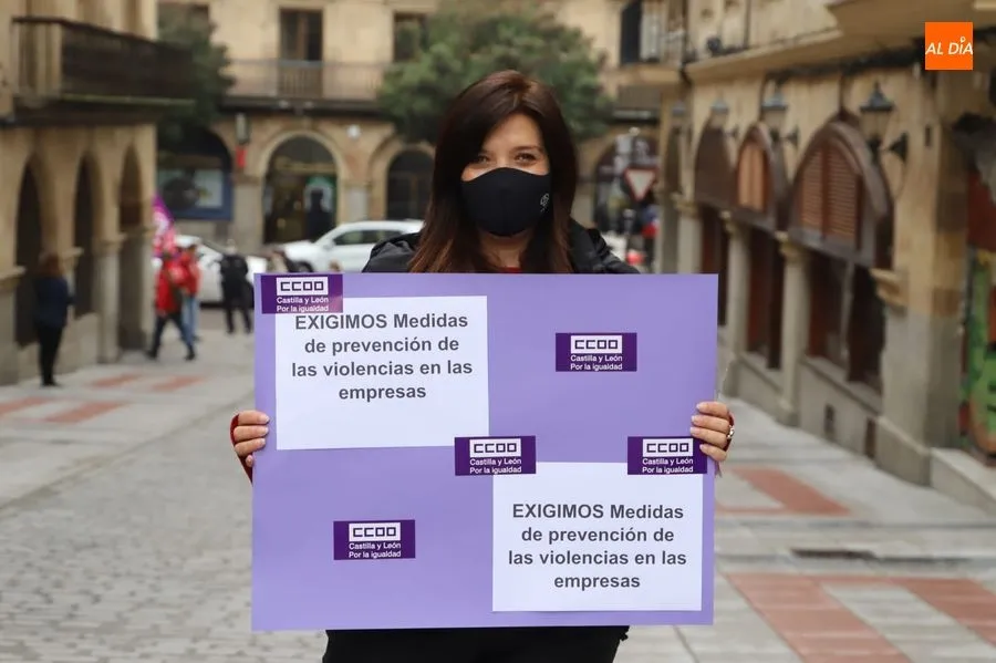 Una de las manifestantes de los sindicatos mayoritarios en los actos de este 25-N. Foto de Lydia González