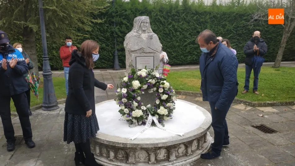 La concejala de Cultura, María Jesús Moro, y el alcalde, Roberto Martín, en la ofrenda floral - KR