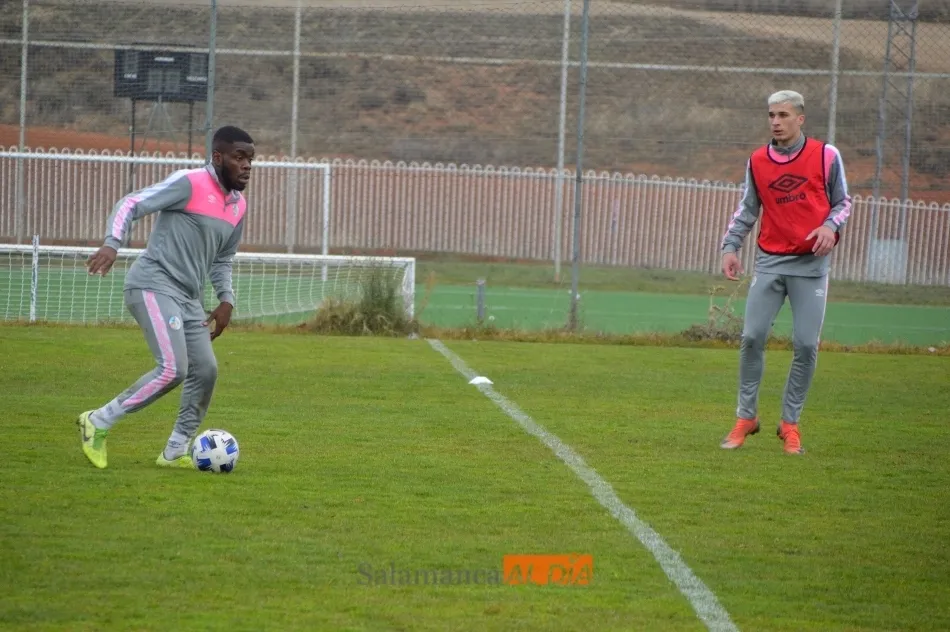 Foto 11 - Hecho in&eacute;dito: el filial del Salamanca UDS no entrena por primera vez en el Tori y s&iacute; lo hace en...