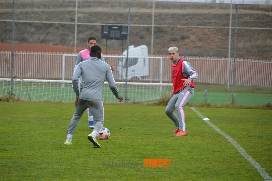 Foto 10 - Hecho in&eacute;dito: el filial del Salamanca UDS no entrena por primera vez en el Tori y s&iacute; lo hace en...